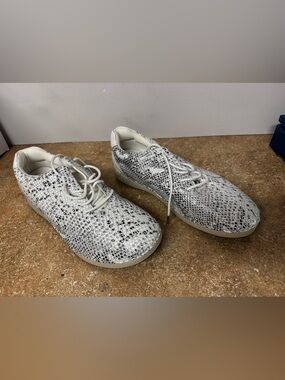 Alegria Essence Posh Silver White Snake-Print Lace-Up Athletic Sneakers